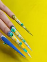 Curs nail art avansat forme extreme colorate pe fundal galben