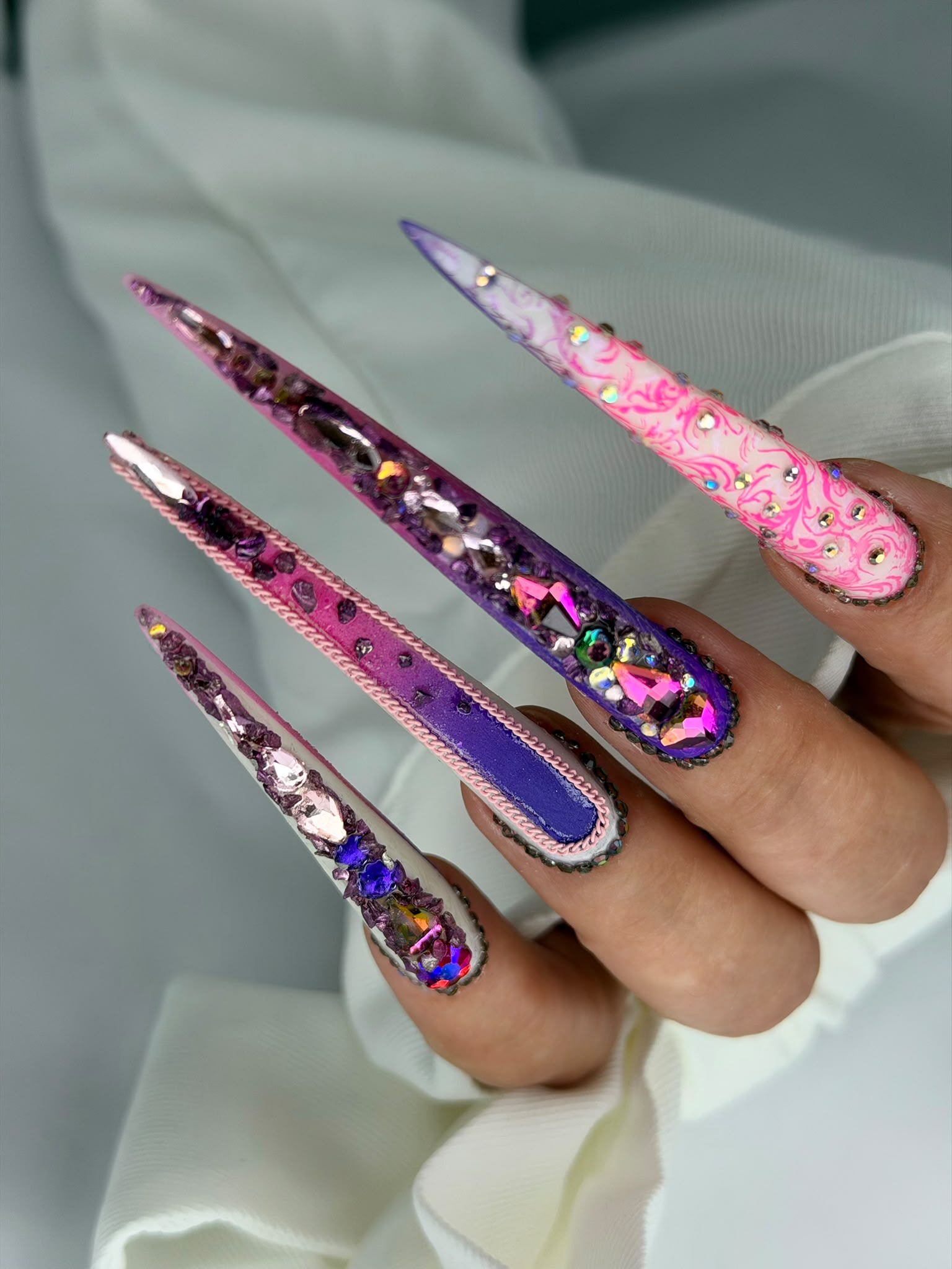 avantgarde-nails-triangle-almond-4 Curs nail art avansat triangle almond cu reflexii violet și roz