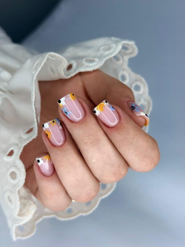 Nail art floral cu flori galbene și albastre pe bază nude, formă pătrată