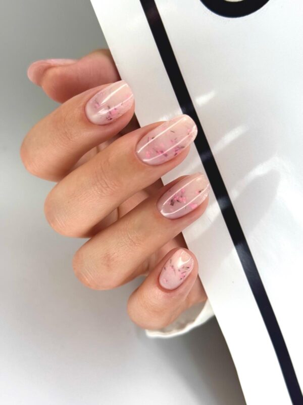 Unghii nude cu design delicat de flori de cireș, formă migdală scurtă